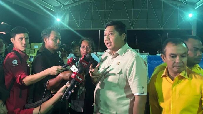 Menteri Perumahan dan Kawasan Permukiman (PKP) Maruarar Sirait (tengah) menjawab pertanyaan wartawan di Posko Terpadu Penanganan Bencana Alam Aceh, Lanud Sultan Iskandar Muda, Aceh, Minggu 7 Desember 2025. (ANTARA/Genta Tenri Mawangi)