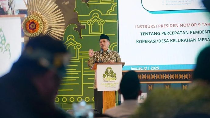 Menteri Koperasi (Menkop) Ferry Juliantono memberikan pemaparan saat menjadi narasumber dalam acara National Leadership Camp dengan tema 