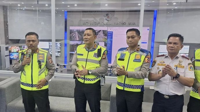 Kakorlantas Polri Irjen Pol Agus Suryonugroho (kiri) didampingi Dirlantas Polda Metro Jaya Kombes Pol Komarudin (kedua dari kiri) saat ditemui di Jakarta, Senin, 8 Desember 2025. ANTARA/Ilham Kausar