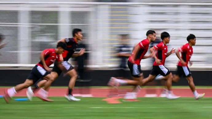 Pesepak bola Timnas Indonesia U-22 mengikuti sesi latihan di Stadion Madya, Kompleks GBK, Senayan, Jakarta, Rabu (26/11/2025). Latihan tersebut sebagai persiapan untuk berlaga pada ajang SEA Games 2025 di Thailand. ANTARA FOTO/Fauzan/bar