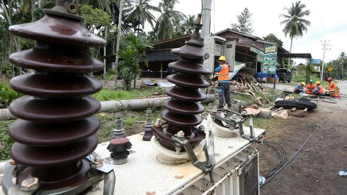 Petugas PT PLN memperbaiki jaringan listrik yang rusak akibat bencana hidrometeorologi di jalan lintas Bireuen-Takengon, Juli, Bireuen, Aceh, Rabu (3/12/2025). PT PLN (Persero) mengerahkan 500 orang teknisi dari berbagai unit di seluruh Indonesia untuk memperbaiki kerusakan Jaringan dan pembangunan tower transmisi darurat yang rusak akibat banjir luapan sungai dan longsor di Provinsi Aceh. ANTARA FOTO/Irwansyah Putra/nz.