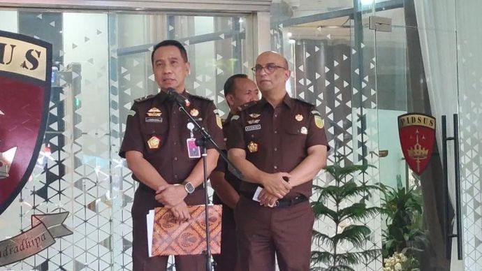 Direktur Penuntutan pada Jaksa Agung Muda Bidang Tindak Pidana Khusus (Jampidsus) Riono Budisantoso (kiri) bersama Direktur Penyidikan pada Jampidsus Syarif Sulaeman Nahdi (kanan) memberikan keterangan pers di Gedung Jampidsus Kejaksaan Agung, Jakarta, Senin, 8 Desember 2025. (ANTARA/Nadia Putri Rahmani)