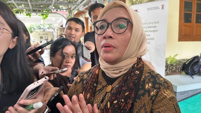 Menteri Pemberdayaan Perempuan dan Perlindungan Anak Arifatul Choiri Fauzi memberikan keterangan di Kompleks Kepatihan, Kota Yogyakarta, Daerah Istimewa Yogyakarta, Senin, 8 Desember 2025. ANTARA/Rio Feisal