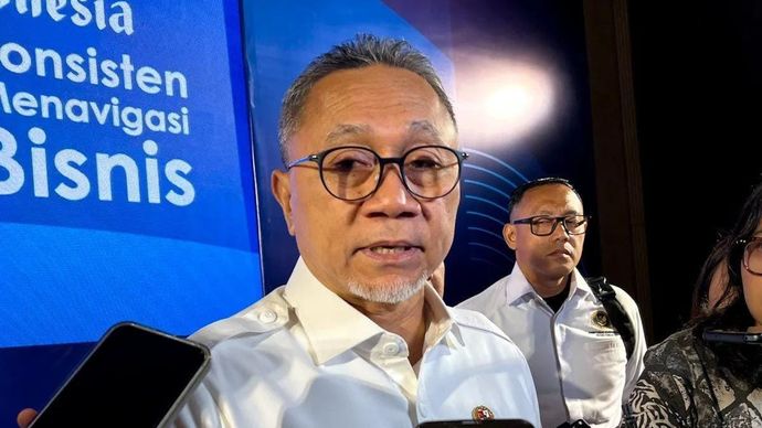 Menteri Koordinator Bidang Pangan Zulkifli Hasan (Zulhas) menjawab pertanyaan awak media ditemui di Jakarta, Senin 8 Desember 2025. ANTARA/Harianto