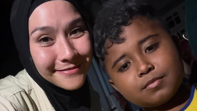 Zaskia Mecca dan Farhan anak pengungsian di Aceh Tamiang