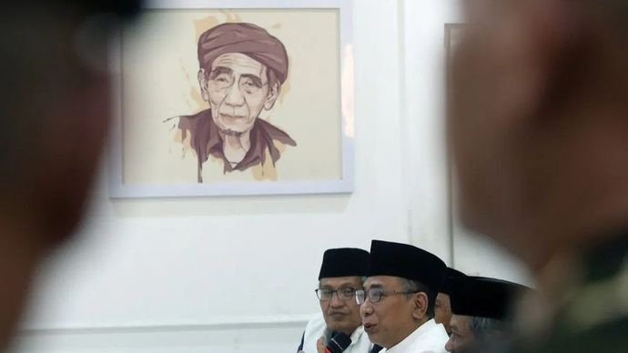 Ketua umum Pengurus Besar Nahdatul Ulama (PBNU) Yahya Cholil Staquf (kedua kanan) memberikan keterangan pers terkait penolakan penonaktifan dirinya sebagai ketua umum di Jakarta, Rabu, 3 Desember 2025. Yahya Cholil Staquf menolak pemberhentian dirinya sebagai Ketua Umum PBNU periode 2021-2026 hasil Muktamar ke-34 di Lampung kecuali melalui jalur muktamar biasa atau muktamar luar biasa. ANTARA FOTO/Muhammad Iqbal/bar.