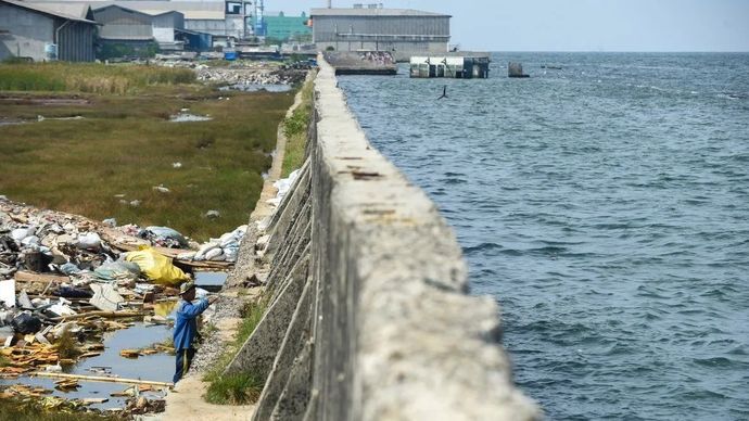 Arsip - Petugas Suku Dinas Sumber Daya Air (SDA) Jakarta Utara menambal tanggul laut Muara Baru yang bocor di Muara Baru, Jakarta, Jumat, 5 Desember 2025. Gubernur DKI Jakarta Pramono Anung menegaskan beberapa titik tanggul di pesisir utara Jakarta saat ini berada dalam pemantauan ketat, termasuk Muara Angke, Baywalk Pluit, Sunda Kelapa, Muara Baru, RE Martadinata, dan Marunda Pulo. ANTARA FOTO/Indrianto Eko Suwarso/tom.