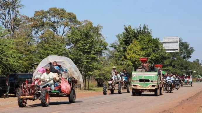 Warga sipil Kamboja mengungsi dari rumah mereka di dekat perbatasan dengan Thailand di Provinsi Preah Vihear, Kamboja, Senin, 8 Desember 2025. ANTARA/Agence Kampuchea Presse/Handout via Xinhua/pri.