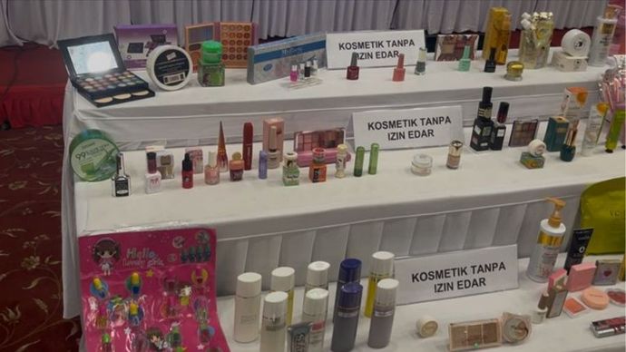 Kosmetik tanpa izin edar.