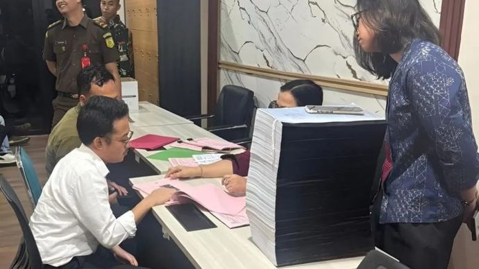 Jaksa penuntut umum (JPU) pada Kejaksaan Negeri Jakarta Pusat melimpahkan berkas Delpedro Marhaen terkait perkara dugaan penghasutan pada demonstrasi Agustus 2025, ke Pengadilan Negeri Jakarta Pusat, Jakarta Pusat, Senin 8 Desember 2025. (ANTARA/HO-Kejaksaan Agung RI)