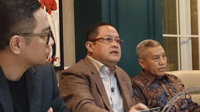 Kuasa hukum Nadiem Makarim, Ari Yusuf Amir (tengah), berbicara dalam konferensi pers di kawasan Jakarta Selatan, Selasa 9 Desember 2025. (ANTARA/Nadia Putri Rahmani)