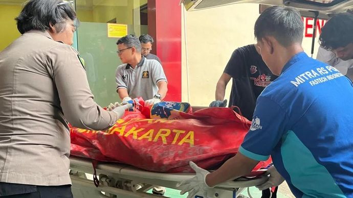 Kantong jenazah korban kebakaran Gedung Terra Drone di Kemayoran, Jakarta Pusat tiba di Rumah Sakit (RS) Polri Kramat Jati, Jakarta Timur, Selasa 9 Desember 2025. ANTARA/Siti Nurhaliza
