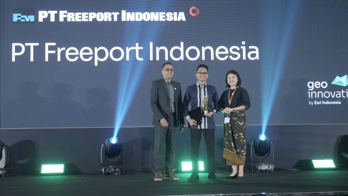 Senior Vice President Geoengineering &amp; Environmental PTFI, Ardhin Yuniar (tengah) menerima penghargaan GeoInnovation Award 2025 dari Esri Indonesia di Jakarta, Kamis, 4 Desember 2025