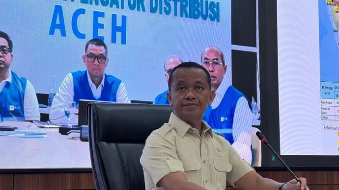 Direktur Utama (Dirut) PT Perusahaan Listrik Negara (PLN) Darmawan Prasodjo (tengah belakang) menghadiri konferensi pers secara daring dari Aceh, yang dipimpin oleh Menteri Energi dan Sumber Daya Mineral (ESDM) Bahlil Lahadalia, di Kantor Kementerian ESDM, Jakarta, Selasa, 9 Desember 2025. (ANTARA/Putu Indah Savitri)