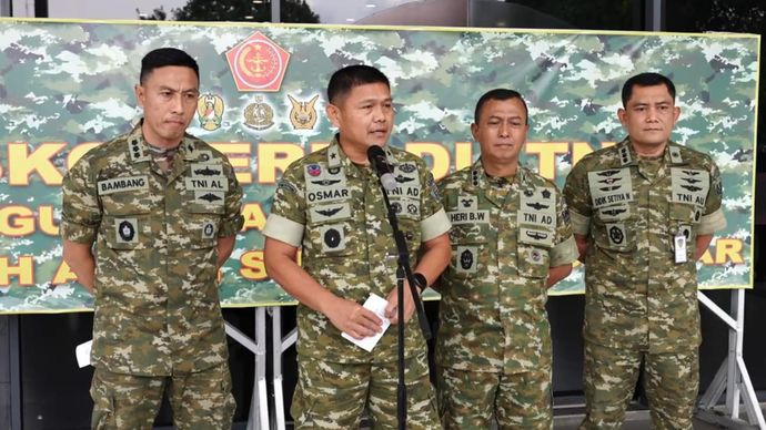 Wakil Kepala Pusat Penerangan TNI Brigjen TNI Osmar Silalahi, didampingi Sekretaris Dispenad Kolonel Inf Heri Bambang Wahyudi, Kasubdispenum Dispenal Kolonel Laut (P) Bambang Budi Raharjo, dan Kasubdispenum Dispenau Kolonel Pnb Didik Setiya Nugroho, menyampaikan perkembangan terbaru pelibatan TNI dalam operasi penanggulangan bencana di Provinsi Aceh, Sumatera Utara, dan Sumatera Barat. 