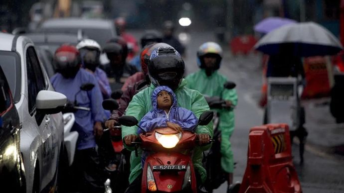 Ilustrasi - Pengendara sepeda motor mengenakan jas hujan saat melintas di jalur wisata Puncak, Gadog, Kabupaten Bogor, Jawa Barat. ANTARA FOTO/Yulius Satria Wijaya/aww./pri.
