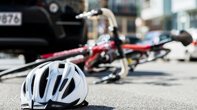 Ilustrasi - Helm sepeda jatuh di aspal, sebelah sepeda setelah kecelakaan mobil di jalan. ANTARA/Shutterstock/pri.