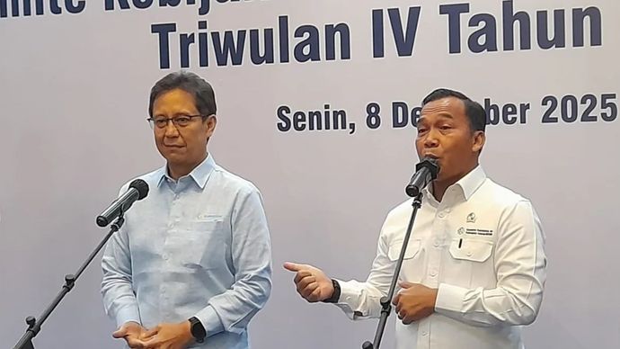 Mendukbangga/Kepala BKKBN (kanan) memberi keterangan kepada media setelah Rakor Komite Kebijakan Sektor Kesehatan (KKSK) Tahun 2025 di Jakarta, Senin, 8 Desember 2025. ANTARA/Lintang Budiyanti Prameswari.