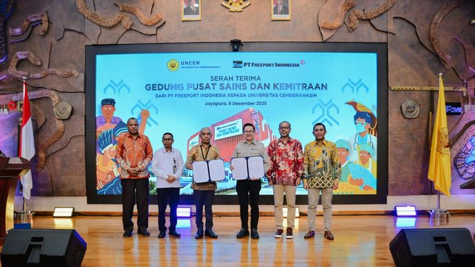 Presiden Direktur PT Freeport Indonesia Tony Wenas (ketiga kanan) menyerahterimakan simbolis fasilitas Gedung Pusat Sains dan Kemitraan Universitas Cenderawasih (UNCEN) kepada Rektor UNCEN Dr. Oscar O. Wambrauw SE., M.Sc..Agr. (ketiga kiri), di Jayapura, Provinsi Papua, 8 Desember 2025.