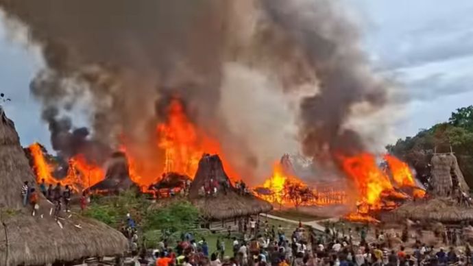 28 Rumah Adat di Kampung Waru Wora, Desa Patiala Bawa, Kecamatan Lamboya, Kabupaten Sumba Barat Kebakaran