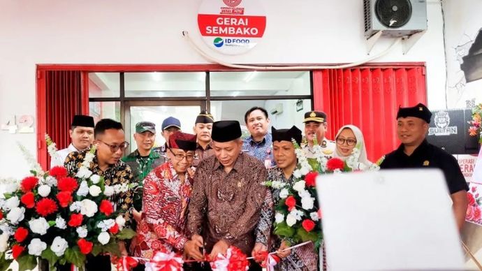 Menteri Koperasi Ferry Juliantono didampingi Sekda Banyuwangi Guntur Priambodo potong pita peresmian Koperasi Kelurahan Merah Putih Tukangkayu, Banyuwangi, Jatim. Selasa, 9 Desember 2025, ANTARA/Novi Husdinariyanto