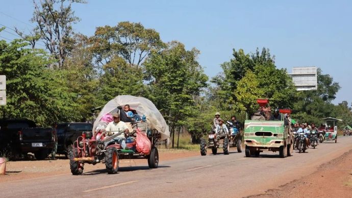 Warga sipil Kamboja mengungsi dari rumah mereka di dekat perbatasan dengan Thailand di provinsi Preah Vihear, Kamboja pada 8 Desember 2025. ANTARA/Handout via Xinhua/Agence Kampuchea Presse