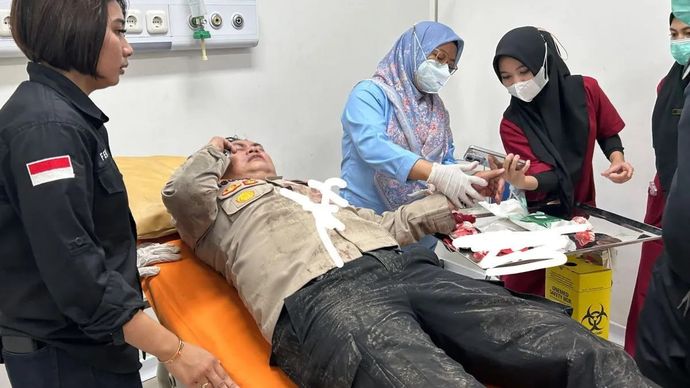 Kapolsek Kemayoran Kompol Agung Adriansyah mendapatkan perawatan dari petugas medis di Jakarta, Selasa 9 Desember 2025. ANTARA/HO-Humas Polres Metro Jakpus.