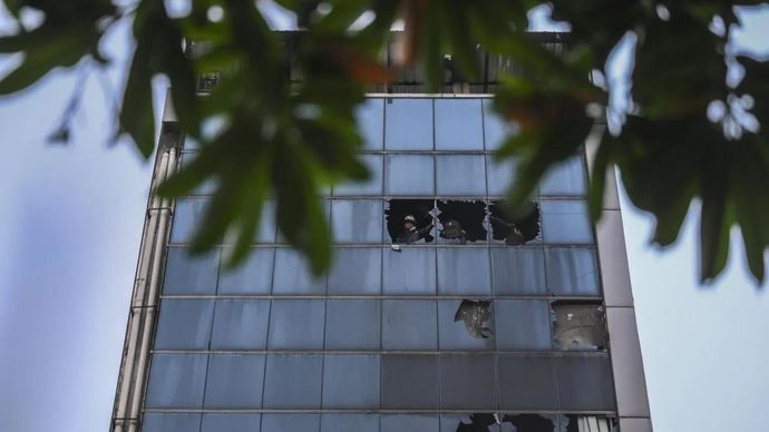 Anggota Puslabfor Polri melakukan pemeriksaan di gedung Terra Drone yang terbakar di jalan Letjen Soeprapto, Cempaka Baru, Kemayoran, Jakarta Pusat, Selasa (9/12/2025). Kebakaran gedung perusahaan penyedia pesawat nirawak untuk industri tersebut meng