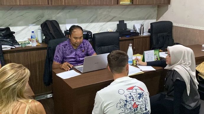Penyidik memeriksa WNA yang terjaring razia di ruang penyidik Polres Badung, Bali. ANTARA/HO-Humas Polres Badung