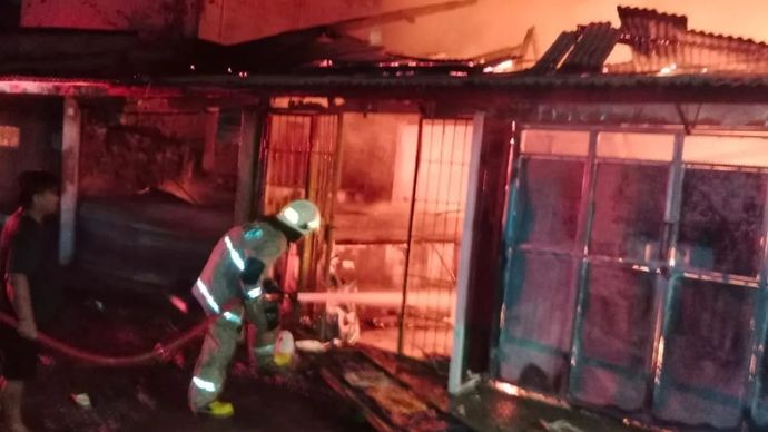 Enam bangunan di Jalan Lapangan Bola, RT 01 RW 07, Srengseng, Kembangan, Jakarta Barat, ludes dilahap kebakaran pada Rabu 10 Desember 2025 pagi. ANTARA/HO-Sudin Gulkarmat Jakbar.