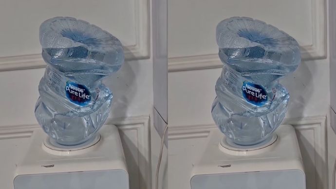 Galon penyok saat dipasang di despenser.