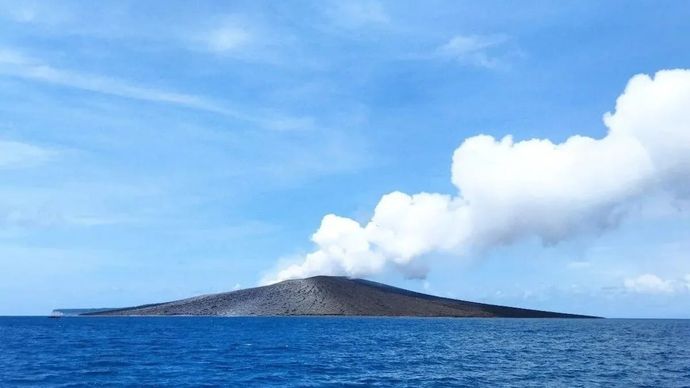 Gunung Anak Krakatau yang berada di perairan Selat Sunda, Lampung Selatan. ANTARA/HO/Warga