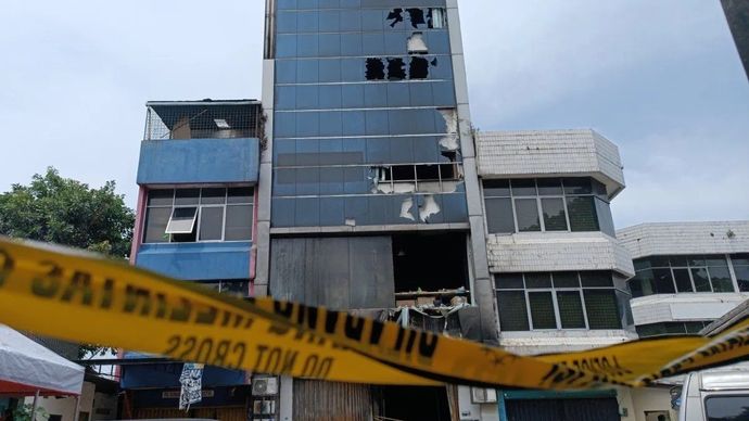 Garis polisi masih melintang di depan Ruko Terra Drone, setelah terbakar pada Selasa (9/12) siang dengan korban tewas sebanyak 22 orang, di Jakarta, Rabu, 10 Desember 2025. ANTARA/Khaerul Izan.