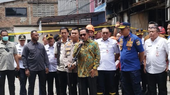 Menteri Dalam Negeri Tito Karnavian saat konferensi pers usai meninjau kondisi pasca kebakaran di gedung ruko Terra Drone di Jakarta, Rabu, 10 Desember 2025. ANTARA/Bagus Ahmad Rizaldi.