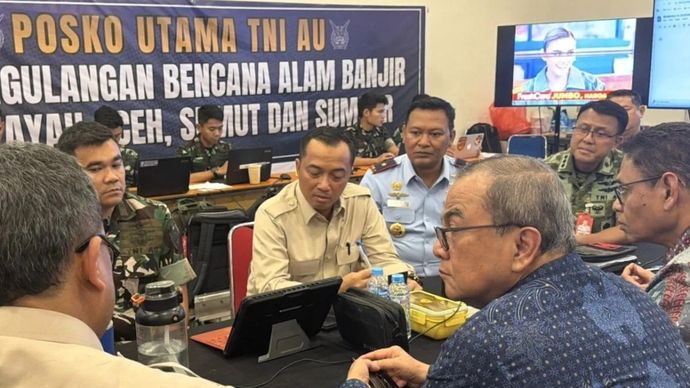 Menteri Sekretaris Negara (Mensesneg) Prasetyo Hadi (tengah) membahas situasi terkini distribusi bantuan bencana Sumatera bersama sejumlah pejabat dari kementerian/lembaga dan TNI di posko utama terpadu bantuan Sumatera di Lanud Halim Perdanakusuma, Jakarta, Rabu, 10 Desember 2025. ANTARA/HO-Humas Kementerian Sekretariat Negara.