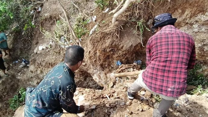 Lokasi tambang emas ilegal di Gunung Dundang Desa Prabu Kecamatan Pujut Kabupaten Lombok Tengah Provinsi NTB di Lombok Tengah, Rabu, 10 Desember 2025. ANTARA/Akhyar Rosidi