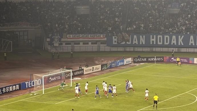 Situasi saat pertandingan Persib Bandung melawan Bangkok United pada laga pamungkas Grup G ACL Two di Stadion Gelora Bandung Lautan Api, Kota Bandung, Jawa Barat, Rabu, 10 Desember 2025. (ANTARA/Rubby Jovan)