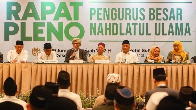 Rais Aam PBNU KH Miftahul Akhyar (ketiga kiri) didampingi Wakil Rais Aam PBNU KH Anwar Iskandar (kedua kiri), Wakil Rais Aam PBNU KH Afifuddin Muhajir (keempat kanan), Rais PBNU yang juga pimpinan sidang pleno Mohammad Nuh (ketiga kanan), Ketua Umum 