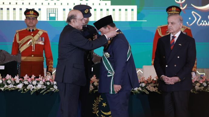 Presiden Zardari Didampingi PM Shehbaz Anugerahkan Bintang Tertinggi Pakistan ke Prabowo