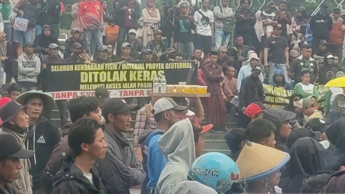 Ratusan warga dari kaki Gunung Gede-Pangrango menggelar aksi unjukrasa di depan Kantor Bupati Cianjur, Jawa Barat, menolak pembangunan pembangkit listrik tenaga panas bumi atau geothermal, Rabu, 10 Desember 2025.ANTARA/Ahmad Fikri.