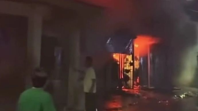 Tangkapan layar - Kebakaran menghanguskan enam bangunan di Jalan Lapangan Bola, RT 01 RW 07, Srengseng, Kembangan, Jakarta Barat, Rabu 10 Desember 2025 pagi. ANTARA/Risky Syukur.