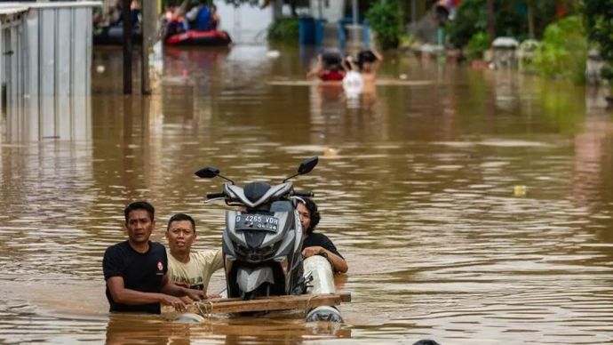 Warga mendorong perahu yang membawa sepeda motor saat melintasi banjir di Baleendah, Kabupaten Bandung, Jawa Barat, Sabtu, 6 Desember 2025. Banjir yang terjadi di Kabupaten Bandung meluas hingga berdampak ke 14 kecamatan dengan volume air yang mengalami kenaikan 10cm hingga 50cm sehingga membuat Pemerintah Kabupaten Bandung menetapkan status tanggap darurat bencana banjir serta longsor dari 6 Desember hingga 19 Desember mendatang. ANTARA FOTO/Novrian Arbi