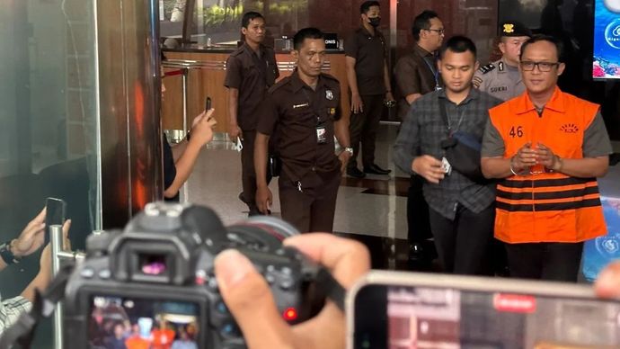 Tersangka kasus dugaan penerimaan hadiah terkait pengadaan barang dan jasa, serta gratifikasi di lingkungan Pemerintah Kabupaten Lampung Tengah tahun anggaran 2025, yakni Bupati Lampung Tengah Ardito Wijaya (kanan), berjalan menuju mobil tahanan, di Gedung Merah Putih KPK, Jakarta, Kamis, 11 Desember 2025. ANTARA/Rio Feisal