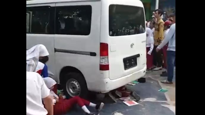 Mobil MBG tabrak dan lindas siswa SD di Kalibaru, Cilincing, Jakarta Utara. 