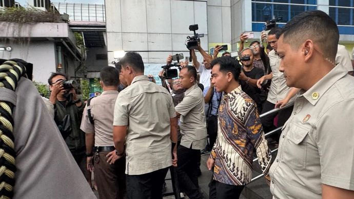 Wakil Presiden RI Gibran Rakabuming tiba di RSUD Koja, Jakarta Utara, Kamis (11/12/2025), untuk menjengkut para korban kecelakaan mobil berstoker Makan Bergizi Gratis (MBG) yang terjadi di SDN 01 Kalibaru, Cilincing. (ANTARA/HO-Sekretariat Presiden)