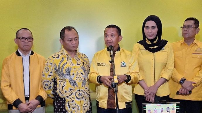 Ketua Umum Partai Golkar, Bahlil Lahadalia (tengah) memberikan keterangan kepada wartawan di Jakarta, Rabu, 10 Desember 2025 malam. ANTARA/Fianda Sjofjan Rassat/aa.