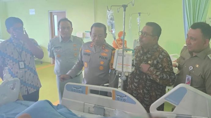 Wakil Gubernur DKI Jakarta Rano Karno bersama jajaran dan perwakilan dari PT Jasa Raharja menjenguk siswa SDN Kalibaru 01 Pagi di Jakarta, Kamis 11 Desember 2025. (ANTARA/HO-Jasa Raharja)