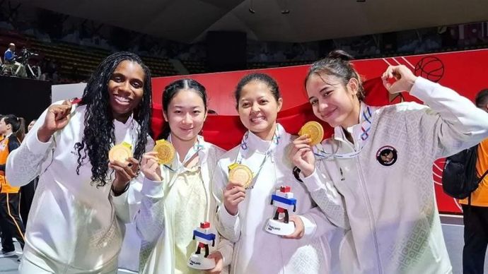 Pemain Timnas Bola Basket 3x3 Putri Kimberley Pierre-Louis (kiri), Evelyn Fiyo (kedua kiri), Agustin Gradita Retong (kedua kanan), Made Ayu Sriartha Made Kusuma Dewi (kanan) berfoto merayakan kemenangan meraih emas SEA Games 2025 di Stadion Nimibutr,