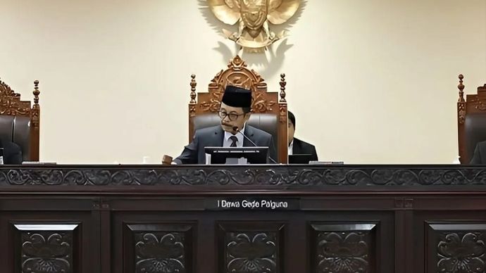 Ketua Majelis Kehormatan Mahkamah Konstitusi (MKMK) I Dewa Gede Palguna membacakan putusan etik terkait dugaan ijazah doktoral palsu Hakim Konstitusi Arsul Sani di Ruang Sidang Panel MK, Jakarta, Kamis 11 Desember 2025. ANTARA/HO-Humas MK/Ifa