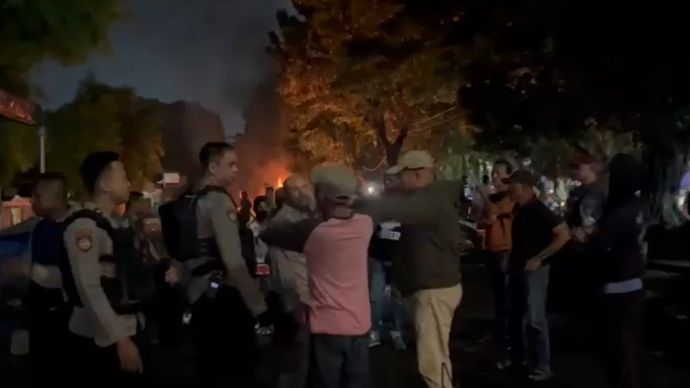 Sejumlah polisi berusaha memenangkan massa di depan TMP Kalibata. 